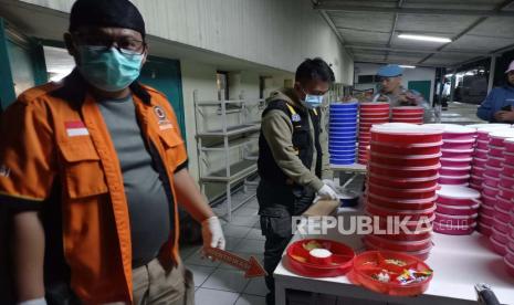 Unit Reskrim Polsek Batununggal bersama Inafis Polrestabes Bandung melakukan olah tempat kejadian perkara (tkp) pada perusahaan garmen di Kota Bandung terkait puluhan karyawan yang diduga mengalami keracunan makanan, Jumat (21/7/2023). 