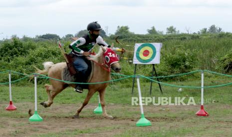 Atlet Horseback Archery memanah sasaran saat berlatih di Alam Indah Lestari, Banyuwangi, Jawa Timur, Ahad (13/12/2020). Kegiatan latihan olahraga yang digelar oleh Persatuan Olahraga Berkuda Seluruh Indonesia (Pordasi) Banyuwangi itu sebagai ajang mencari bibit atlet Horseback Archery. 