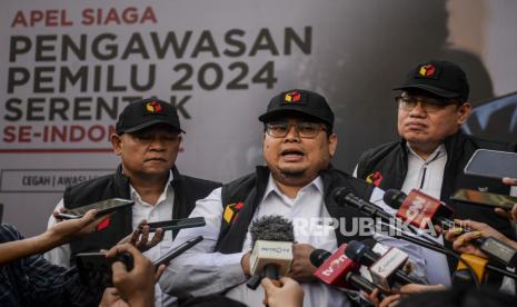 Ketua Bawaslu Rahmat Bagja (tengah) didampingi Anggota Bawaslu Herwyn JH Malonda (kanan) dan Totok Hariyono menjawab pertanyaan wartawan saat seremoni apel siaga pengawasan Pemilu 2024 serentak se-Indonesia di Jakarta, Selasa (14/6/2022). Kegiatan tersebut dalam rangka pemantapan kesiapan jajaran pengawas pemilu menghadapi pelaksanaan setiap tahapan Pemilu 2024. Republika/Putra M. Akbar 