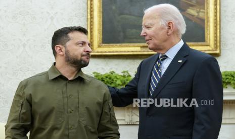 Presiden AS Joe Biden (kanan) bersama Presiden Ukraina Volodymyr Zelenskyy.