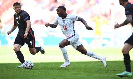 Raheem Sterling (tengah) dari Inggris beraksi selama pertandingan sepak bola babak penyisihan grup D UEFA EURO 2020 antara Inggris dan Kroasia di London, Inggris, 13 Juni 2021.