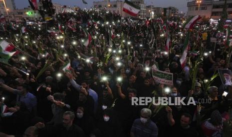 Demonstran pro-pemerintah menghadiri rapat umum yang mengutuk protes anti-pemerintah baru-baru ini atas kematian Mahsa Amini, seorang wanita berusia 22 tahun yang telah ditahan oleh polisi moral negara, di Teheran, Iran, Minggu, 25 September 2022.