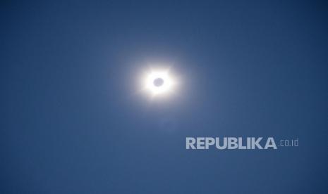 Matahari dan bulan difoto di dekat Exmouth, Australia, selama gerhana matahari hirida pada Kamis (20/4/2023)