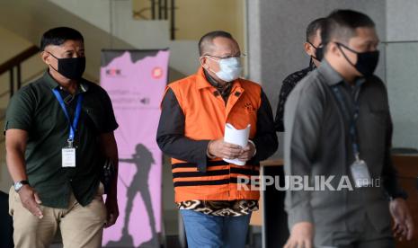 Tersangka kasus dugaan suap gratifikasi senilai Rp46 miliar, Nurhadi dengan menggukana rompi tahanan berjalan usai menjalani pemeriksaan di Gedung KPK, Jakarta, Selasa (2/6). KPK menangkap Nurhadi yang merupakan mantan Sekretaris Mahkamah Agung (MA) dan menantunya, Riezky Herbiyono di Simprug, Jakarta Selatan pada Senin (1/6) malam setelah buron sejak hampir empat bulan lalu