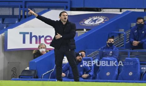 Isyarat pelatih kepala Chelsea Frank Lampard selama pertandingan sepak bola Liga Utama Inggris antara Chelsea dan Tottenham Hotspur di Stamford Bridge di London, Inggris, Minggu, 29 November 2020. 