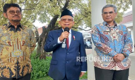 Wakil Presiden KH Maruf Amin bersama Menteri Pertanian Syahrul Yasin Limpo dan Wakil Mentan Harvick Hasnul Qolbi di Istana Wakil Presiden, Jakarta, Senin (14/8/2023). 