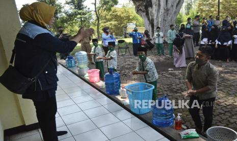 Petugas puskesmas menyosialisasikan cara mencuci tangan yang baik kepada murid  saat kegiatan Gerakan Bersama (GEMA) melawan Covid-19. (Ilustrasi)