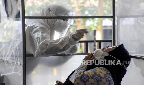 Calon penumpang pesawat menjalani tes usap antigen di Bandara Husein Sastranegara, Kota Bandung (Ilustrasi). 