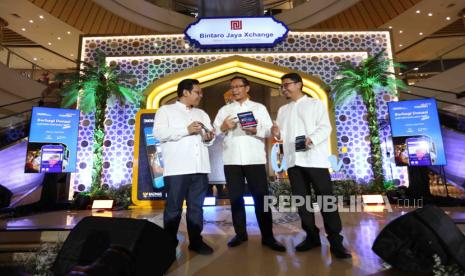 Pimpinan Badan Amil Zakat Nasional (Baznas) bidang pengumpulan Rizaludin Kurniawan bersama Direktur Jaringan dan Retail Banking Bank Mandiri Aquarius Rudianto, dan Ketua Yayasan Mandiri Amal Insansi (MAI) Billy Arkan (dari kiri) meluncurkan fitur Livin Sukha Donasi di Tangerang, Selasa (2/4/2024). Fitur anyar yang dirilis di Livin by Mandiri ini melengkapi layanan digital perseroan untuk memudahkan dan menghadirkan solusi donasi kemanusiaan kepada nasabah. Nasabah juga diberikan keleluasaan untuk memilih sumber dana yang tersedia melalui Virtual Account Bank Mandiri mulai dari Mandiri Tabungan, Mandiri Kartu Kredit hingga Livin Paylater.