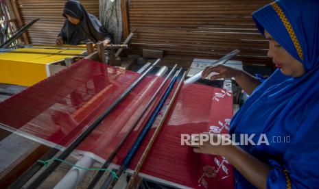 Perajin menyelesaikan pembuatan kain sutra dengan alat tenun bukan mesin (ATBM) di Desa Towale, Banawa Tengah, Donggala, Sulawesi Tengah, Rabu (30/6/2021). Kain sutra khas Donggala itu dijual dengan harga berkisar antara Rp900 ribu hingga Rp1 juta per lembar di tingkat perajin dan sejak pendemi COVID-19 ini para perajin banyak mengandalkan penjualan secara online ke berbagai wilayah di Indonesia. Kain Tenun Donggala Diajukan Sebagai Warisan Budaya tak Benda UNESCO