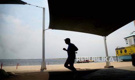 Warga berolahraga di kawasan Pantai Taman Impian Jaya Ancol, Jakarta, Sabtu (11/9). Selain menyehatkan, olahraga juga dapat membantu mengurangi gangguan kecemasan.