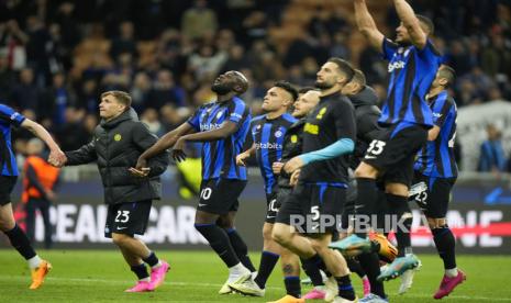 Para pemain Inter Milan melakukan selebrasi usai pertandingan sepak bola leg kedua perempat final Liga Champions antara Inter Milan dan Benfica di stadion San Siro di Milan, Italia, Kamis (20/4/2023) dini hari WIB. 