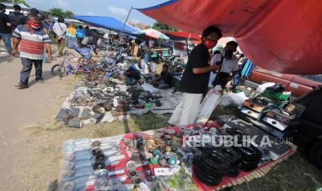 Jumlah Kasus Covid-19 di Klaten Terus Bertambah. Pembeli dan pedagang barang bekas bertransaksi di Pasar Legi, Jatinom, Klaten, Jawa Tengah, Selasa (14/7/2020). Aktivitas ekonomi pasar tradisional yang buka hanya pada hari Legi penanggalan Jawa dengan menjual berbagai barang bekas dan baru tersebut kembali digelar dengan mengadaptasi kebiasaan baru dengan menggunakan masker. 