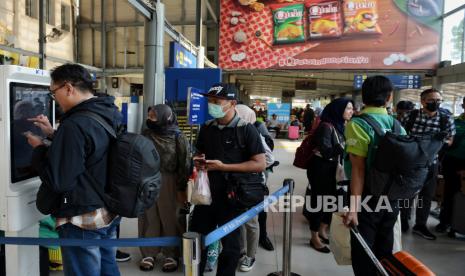 Calon penumpang mencetak tiket mandiri  menaiki kereta api (ilustrasi).