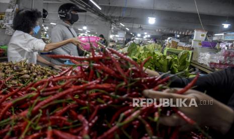 Pedagang mengambil cabai merah keriting di kiosnya di Pasar Kosambi, Kota Bandung, Kamis (10/3/2022). Pedagang di pasar tersebut menyatakan, menjelang Ramadhan sejumlah bahan pokok mengalami kenaikan diantaranya harga daging ayam dari Rp33 ribu menjadi Rp36 ribu per kilogram, telur ayam dari Rp21 ribu menjadi Rp26 ribu per kilogram, harga cabai rawit dari Rp40 ribu menjadi Rp80 ribu dan harga cabai merah keriting dari Rp40 ribu menjadi Rp50 ribu. Foto: Republika/Abdan Syakura