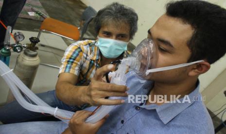 Tim pengajar dan mahasiswa menunjukkan cara kerja prototipe ventilator hasil inovasinya di Laboratorium Universitas Brawijaya (UB) Tech, Malang, Jawa Timur, Kamis (30/4). Kementerian Perindustrian (Kemenperin) terus melakukan koordinasi dan memberikan dukungan kepada  tim perguruan tinggi yang sedang melakukan proses produksi ventilator atau alat bantu pernapasan. 