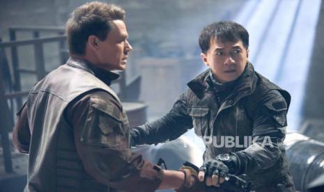 Foto adegan dalam film laga Hidden Strike yang dibintangi Jackie Chan dan John Cena. 