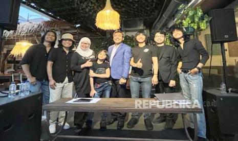 T-Koes Band menggelar jumpa pers merespons video pelarangan untuk membawakan lagu-lagu karya Koes Plus di Dikota Cafe, Jakarta Selatan, Selasa (26/9/2023). 