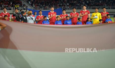 Pemain Timnas Sepak Bola Indonesia menyanyikan lagu Indonesia Raya sebelum melawan Timnas Taiwan pada pertandingan babak Kualifikasi Grup K AFC U23 Asian Cup 2024 di Stadion Manahan, Surakarta, Jawa Tengah, Sabtu (9/9/2023). Pada pertandingan ini Timnas Indonesia berhasil mencukur Timnas Taiwan dengan skor 9-0. Dengan hasil ini Indonesia berhasil menempati posisi pertama Grup K.