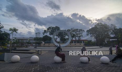 Sejumlah warga beraktivitas di ruang terbuka hijau Taman Nasional yang telah direvitalisasi, di Palu, Sulawesi Tengah, Kamis (29/12/2022). Badan Meteorologi Klimatologi dan Geofisika (BMKG) Kota Palu, Provinsi Sulawesi Tengah (Sulteng), mencatat hingga saat ini sudah terjadi 10 kali gempa susulan pascagempa Magnitudo 5,8 hingga Senin (27/2/2023). 