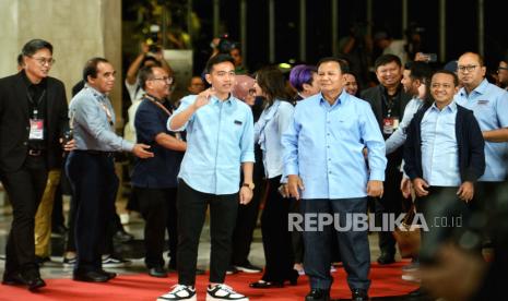 Capres dan cawapres nomor urut 2 Prabowo Subianto dan Gibran Rakabuming Raka tiba di lokasi untuk mengikuti sesi Debat Kedua Calon Wakil Presiden Pemilu 2024 di Jakarta Convention Center (JCC), Jakarta, Jumat (22/12/2023). Debat kedua ini mengangkat tema Ekonomi Kerakyatan dan Digital, Keuangan, Investasi Pajak, Perdagangan, Pengelolaan APBN-APBD, Infrastruktur dan Perkotaan.