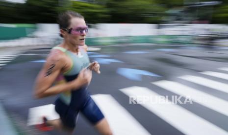 Atlet asal Bermuda Flora Duffy mencetak sejarah dalam Olimpiade usai memenangkan triathlon putri di Tokyo, Jepang.