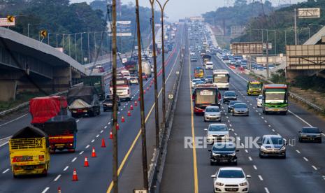 Sejumlah kendaraan melaju di tol Jakarta - Cikampek arah Jakarta di Karawang, Jawa Barat, Ahad (2/8/2020). PT Jasa Marga (persero) Tbk memprediksi puncak arus balik libur Idul Adha 1441 H terjadi pada Minggu (2/8) malam hingga Senin (3/08) dini hari. 