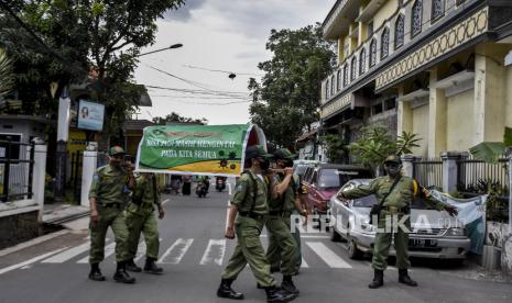 Petugas Linmas memanggul replika keranda mayat saat sosialisasi perpanjangan Pemberlakuan Pembatasan Kegiatan Masyarakat (PPKM) Skala Mikro di Cimahi Tengah, Kota Cimahi, Selasa (23/2). Pemerintah memperpanjang Pemberlakuan Pembatasan Kegiatan Masyarakat (PPKM) Skala Mikro di Jawa dan Bali meliputi 123 kabupaten/kota di tujuh provinsi yakni DKI Jakarta, Banten, Jawa Barat, Jawa Tengah, Jawa Timur, DI Yogyakarta dan Bali mulai 23 Februari hingga 8 Maret guna menekan laju kasus serta mencegah penyebaran Covid-19 di tingkat desa atau kelurahan. Foto: Abdan Syakura/Republika