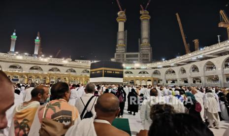 Jamaah haji sedang tawaf di dekat Kabah