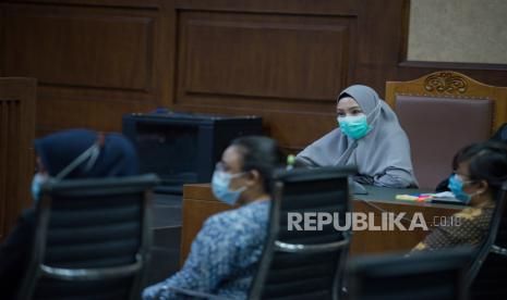 Terdakwa Pinangki Sirna Malasari mendengarkan keterangan saksi saat sidang lanjutan di Pengadilan Tipikor, Jakarta, Senin (30/11). Jaksa penuntut umum menghadirkan adik kandung terdakwa, Pungki Primarini sebagai saksi bersama empat saksi lainnya dalam sidang perkara dugaan suap dan gratifikasi pengurusan fatwa Mahkamah Agung (MA) Djoko Tjandra atas terdakwa Pinangki Sirna Malasari. Republika/Thoudy Badai