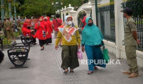 Satgas Covid-19 Yogyakarta mengawasi wisatawan yang tidak bermasker di kawasan Titik Nol Yogyakarta, Rabu (9/2/2022). Satgas Covid-19 Yogyakarta mengetatkan pengawasan penerapan protokol kesehatan terutama penggunaan masker oleh wisatawan. Hal ini seiring dengan naiknya tren kasus Covid-19 di Yogyakarta sepekan terakhir.