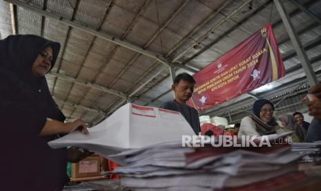 Sejak pukul 08.00 Pekerja Lepas Jasa Sortir dan Lipat Surat Suara Pemilu 2024 mulai beraktivitas. 