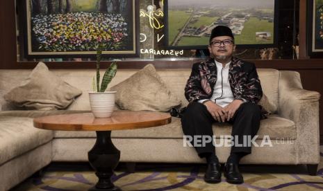 Ketua Umum Persatuan Islam (Persis) masa jihad 2022-2027 KH Jeje Zaenudin berpose usai penutupan Muktamar XVI Persatuan Islam di Soreang, Kabupaten Bandung, Senin (26/9/2022). KH Jeje Zaenudin resmi terpilih sebagai Ketua Umum Persatuan Islam masa jihad 2022-2027 pada Muktamar XVI Persatuan Islam. Waketum MUI Sampaikan Selamat KH Jeje Zaenudin Jadi Ketum Persis