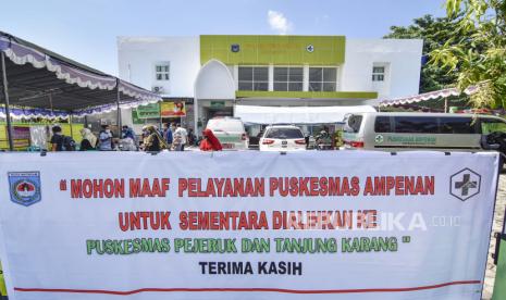 Sejumlah tenaga medis berada di halaman parkir  Puskesmas Ampenan yang ditutup sementara di Ampenan, Mataram, NTB, Sabtu (9/5/2020). Pemerintah Kota Mataram menutup pelayanan di Puskesmas Ampenan Mataram sejak Jumat (8/5) hingga waktu yang belum ditentukan, termasuk meniadakan sementara pelayanan rawat jalan, rawat inap dan persalinan pasca seorang tenaga medis yang bekerja di Puskesmas tersebut dinyatakan positif COVID-19