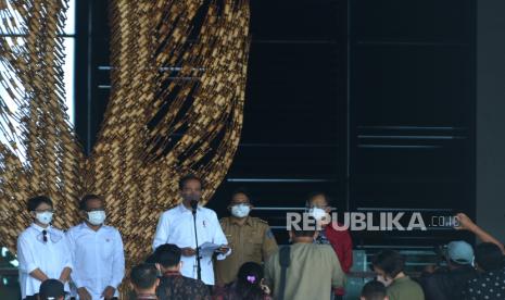 Presiden Joko Widodo (tengah) didampingi Mensesneg Pratikno (kedua kiri), Menlu Retno Marsudi (kiri), Gubernur Bali Wayan Koster (kanan) dan Bupati Badung I Nyoman Giri Prasta (kedua kanan) memberikan keterangan pers saat melakukan kunjungan ke hotel The Apurva Kempinski Bali di Nusa Dua, Badung, Bali, Jumat (8/10/2021). Kunjungan itu dilakukan Presiden Jokowi untuk meninjau dan memastikan kesiapan lokasi yang rencananya akan digunakan untuk pelaksanaan Konferensi Tingkat Tinggi (KTT) G20 di Bali pada tahun 2022 mendatang.