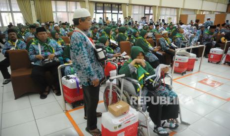 Jamaah calon haji (Calhaj) Kloter 3 saat menunggu pengesahan kesehatan di Asrama Haji Embarkasi Jakarta-Bekasi, Bekasi, Jawa Barat, Rabu (24/5/2023). Untuk setoran awal haji, masyarakat Muslim dapat menggunakan uang yang dananya bersumber dari utang. Hanya saja, ada sejumlah syarat yang mengiringinya.