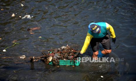 Warga membersihkan sampah dan endapan di Sungai Winongo, Bantul, Yogyakarta, Kamis (14/12/2023). Warga Tirtonirmolo bergotong-royong mengambil sampah untuk menjaga kebersihan sungai. Selain itu, kegiatan ini juga untuk membuang endapan yang menjadi penyebab pendangkalan, dengan harapan bisa memperlancar aliran sungai saat penghujan nanti.