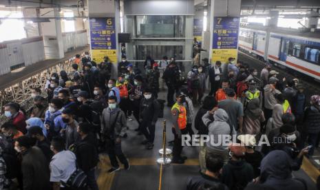 Sejumlah penumpang berpindah tujuan kereta saat penerapan switch over (SO) ke-5 di Stasiun Manggarai, Jakarta, Senin (30/5/2022). Penerapan switch over (SO) atau peralihan sistem persinyalan ke-5 itu membuat terjadinya penumpukan penumpang di peron kereta karena terdapat perubahan rute perjalanan KRL.  