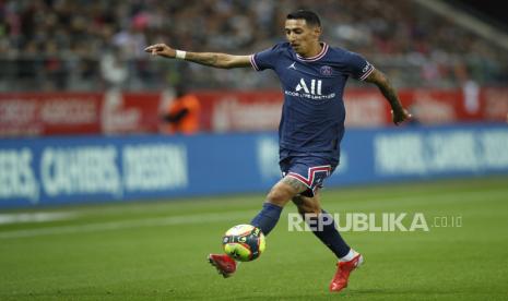  Angel Di Maria dari Paris Saint-Germain beraksi pada pertandingan sepak bola Ligue 1 Prancis antara Stade Reims dan Paris Saint-Germain (PSG) di Stade Auguste-Delaune II di Reims, Prancis, Senin (30/8) dini hari WIB. 