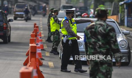 Petugas gabungan memeriksa kendaraan pemudik yang melintasi Jalur Selatan di Pos penyekatan Parakan Honje, Indihiang, Kota Tasikmalaya, Jawa Barat, Kamis (6/5/2021). Polri menambah titik posko penyekatan larangan mudik Lebaran sebanyak 381 titik dari sebelumnya 333 lokasi senusantara, sementara untuk wilayah Jabar terdapat sebanyak 158 titik posko penyekatan. 