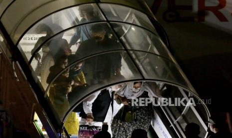 Spanyol Angkut Seluruh Personilnya dari Afghanistan. Foto:  Pengungsi Afghanistan tiba di bandara nasional di Tirana, Albania, 27 Agustus 2021. Albania akan menampung 4.000 warga Afghanistan yang telah meninggalkan negara mereka menyusul pengambilalihan Taliban.