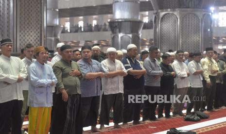 Suasana shalat gaib untuk Pemimpin Biro Politik Hamas Ismail Haniyeh di  Masjid Istiqlal, Jakarta, Jumat (2/8/2024). Shalat tersebut dilakukan untuk mendoakan pemimpin Biro Politik Hamas Ismail Haniyeh yang gugur akibat serangan udara Israel di Iran. Ribuan jamaah Istiqlal besama-sama melaksanakan Shalat gaib itu yang dipimpin langsung oleh Imam Besar Masjid Istiqlal KH Nasaruddin Umar.