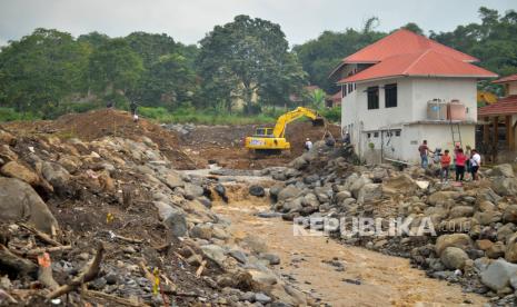 Operator mengoperasikan alat berat saat pengerjaan normalisasi sungai di Nagari Bukik Batabuah, Agam, Sumatera Barat, Selasa (21/5/2024). Kementerian PUPR melakukan normalisasi sungai di wilayah aliran sungai yang berhulu ke Gunung Marapi itu pascabanjir bandang lahar dingin. 