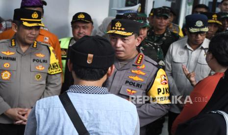 Kapolri Jenderal Listyo Sigit Prabowo (kedua kanan) bersama Menteri Perhubungan Budi Karya Sumadi (kanan) berbincang dengan keluarga korban kecelakaan lalu lintas di depan ruang pemulasaraan jenazah di RSUD Karawang, Jawa Barat. Senin (8/4/2024). Kapolri bersama Menhub meninjau proses identifikasi yang dilakukan tim forensik terhadap korban tewas dalam kecelakaan di tol Jakarta-Cikampek tersebut. 