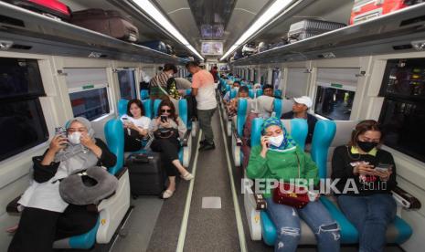 Sejumlah penumpang duduk di dalam KA Argo Semeru di Stasiun Surabaya Gubeng, Surabaya, Jawa Timur, Kamis (1/6/2023). PT Kereta Api Indonesia (Persero) meluncurkan KA Argo Semeru relasi Surabaya Gubeng-Gambir yang terdiri dari sembilan kereta kelas eksekutif dengan total kapasitas 450 tempat duduk. 