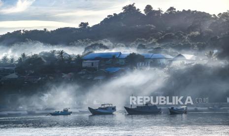 Kepulan asap dari aktivitas rumah tangga di Kepulauan Banda Naira, Maluku.