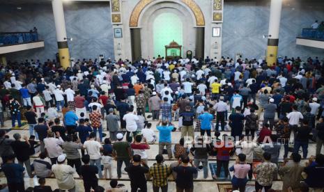 Warga melakukan shalat ghaib untuk putra sulung Gubernur Jawa Barat Ridwan Kamil, Emmeril Kahn Mumtadz atau Eril usai shalat Jumat di Masjid Raya Bandung, Alun-alun Kota Bandung, Jumat (3/6). Meski jenazah belum ditemukan, Ridwan Kamil beserta keluarga sudah mengikhlaskan sepenuhnya bahwa Eril kemungkinan sudah meninggal di Sungai Aare, Swiss. Memperhatikan keterangan dari pihak keluarga, serta dengan memperhatikan ketentuan agama, maka MUI Jawa Barat menyerukan warga untuk melakukan shalat Ghaib.