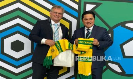 Presiden Football Federation of Australia (FFA) Chris Nikou (kiri) bersama Ketum PSSI Erick Thohir usai Kongres FIFA di Kigali, Rwanda, Kamis (16/3/2023).