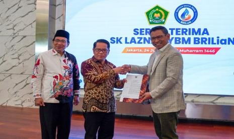 Kemenag Serahkan SK Izin Operasional Laznas YBM BRILiaN