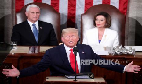 (FILE) Presiden AS Donald J.Trump (B) menyampaikan pidato kenegaraannya di depan Wakil Presiden Mike Pence (kiri) dan Ketua DPR Nancy Pelosi selama sesi kongres bersama di majelis DPR AS Capitol di Washington, DC, AS 04 Februari 2020 (diterbitkan ulang 11 Januari 2021). Menurut laporan pada 11 Januari 2021, Ketua DPR AS Nancy Pelosi mendesak Wakil Presiden AS Mike Pence untuk menggulingkan Presiden AS Trump dengan meminta amandemen ke-25, atau mengatakan Demokrat akan bergerak maju dengan pemakzulan.